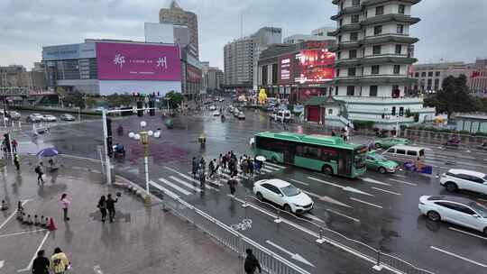 二七广场雨天慢镜头