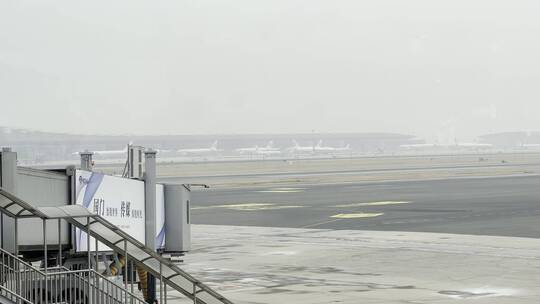 疫情下空旷的北京首都国际机场T2航站楼跑道视频素材模板下载