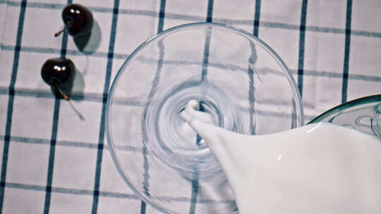慢动作俯拍牛奶倒入玻璃杯视频素材模板下载