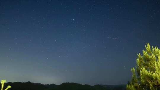 晴朗天空的飞机飞过星空延时