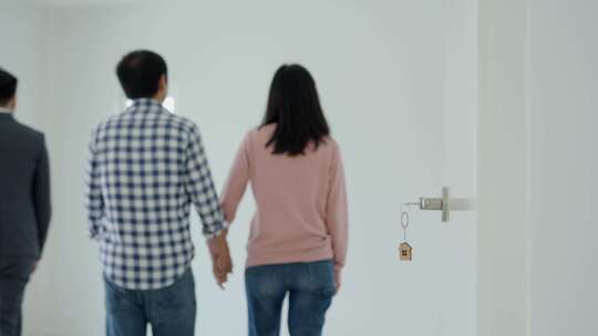 男女牵手背影钥匙链暗示看房情节