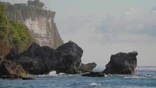巴厘岛海浪和悬崖的长镜头视频素材模板下载