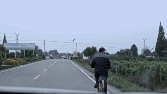 实拍古镇小城市骑自行车行驶在路上视频素材模板下载