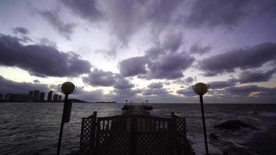 威海国际海水浴场金海湾栈桥的晚霞延时视频素材模板下载