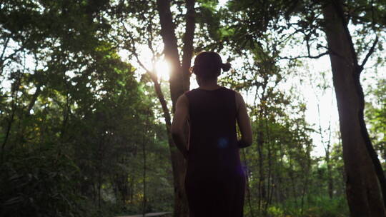 黑人女孩在夕阳下树林奔跑迷失