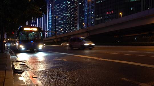 广州天河巴士夜晚等公交车灯光城市公交车站视频素材模板下载