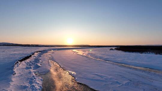 航拍冬季雪原冰河迷雾夕照