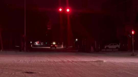 深夜街头结冰路面十字路口行车