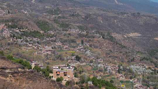 日出山坡上的村寨