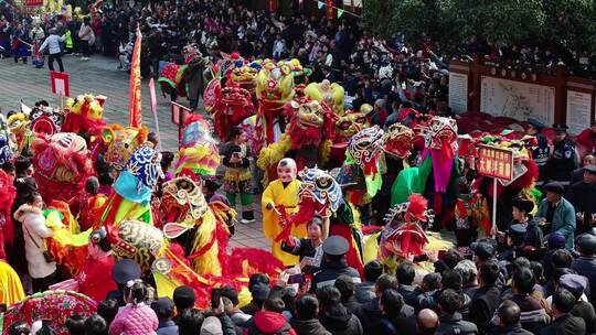 湖南湘西吉首市德夯苗寨春节新年舞狮航拍