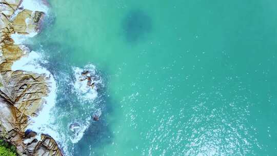 海浪到达海滩海岸的空中俯视图。无人机镜头