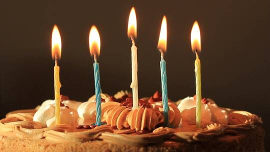 生日蛋糕上的蜡烛视频素材模板下载