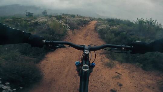 土路上骑山地自行车的骑手视频素材模板下载