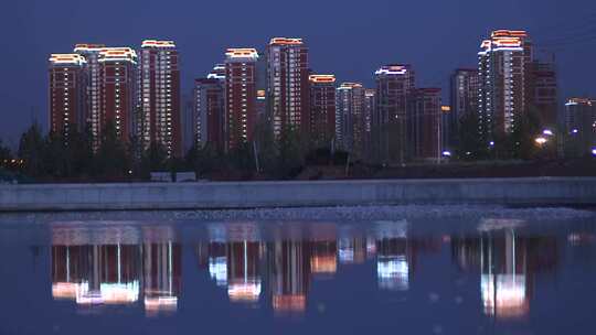 湖面映射 高楼 住宅楼 夜景视频素材模板下载