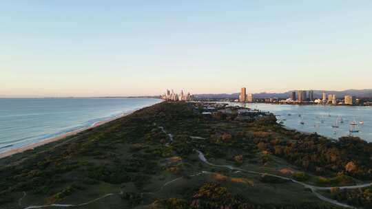 沿海自然公园将船港和海岸线与城市天际线分开