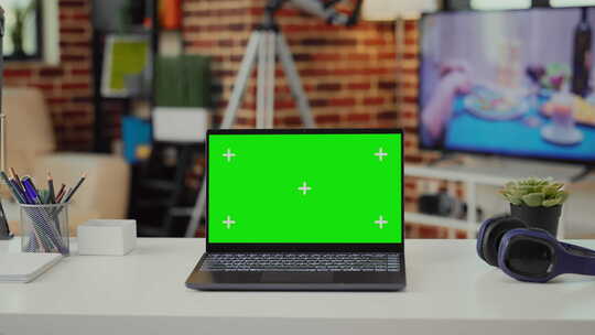 笔记本电脑在空桌子上显示绿屏