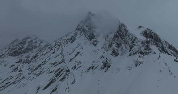 西藏林芝地区墨脱县多雄拉雪山高空航拍