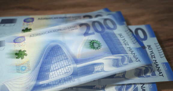 阿塞拜疆马纳特钞票落在桌子上