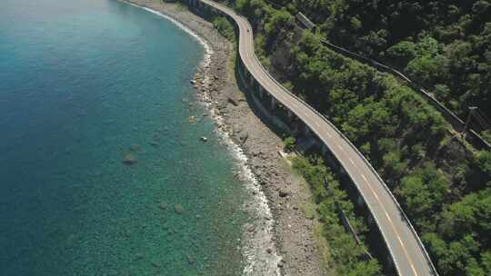 海边高架桥上的公路