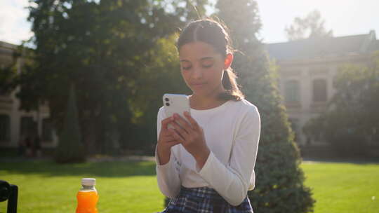 美国印第安小女孩儿童孩子微笑女学生使用智