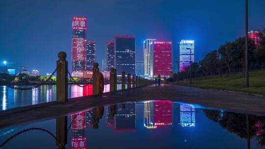 义乌江滨夜晚大量人群休闲散步延时摄影