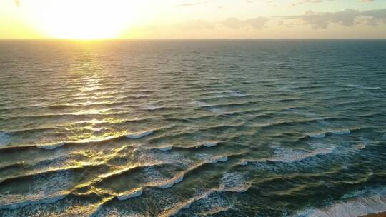 黎明时分海边风平浪静的海面