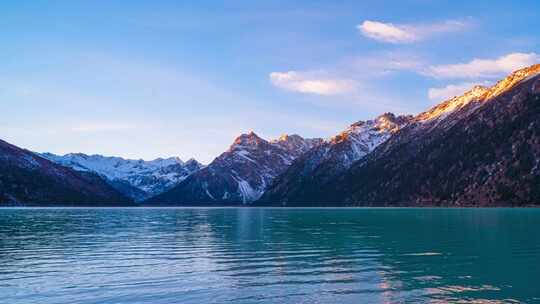 雪山湖泊日出日照金山延时