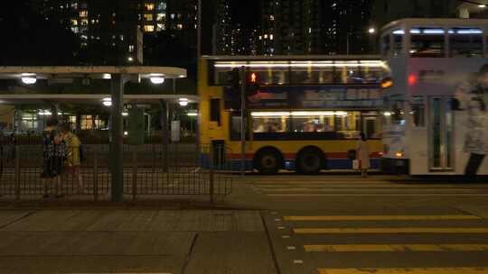 香港鲗鱼涌英皇道叮叮车站站台有轨电车夜景