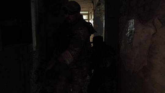 一群士兵在黑暗中冲进大楼