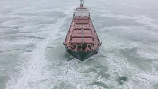 4K-海洋中行驶的破冰船