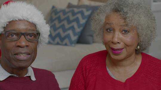 老年夫妇在圣诞视频通话中有说有笑
