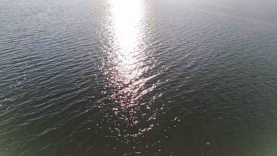 日出湖面海面倒影