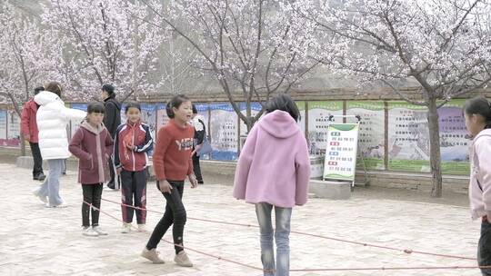 玩跳绳的小学生视频素材模板下载