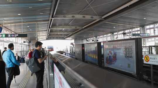 实拍北京地铁列车进站视频素材模板下载