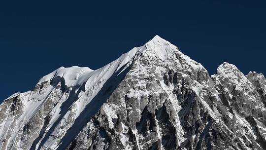 川西蓝天下的雅拉雪山特写