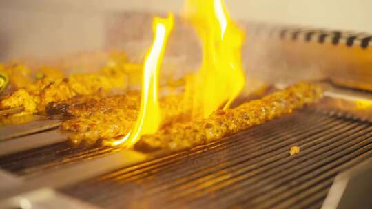 火焰烤烤肉串在烤架上烹饪，充满活力的火细