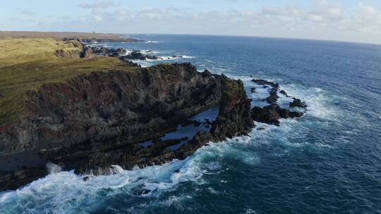 海浪冲击着海岸礁石