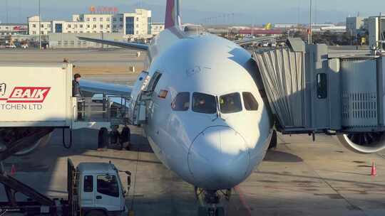 飞机停靠在北京首都机场航站楼准备起飞