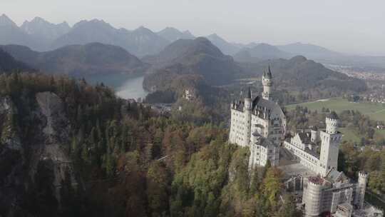 航拍建在山腰的城堡视频素材模板下载