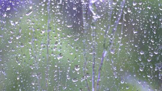 玻璃窗外下雨水珠落下