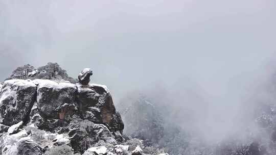 云雾缭绕的雪山景色 安徽黄山 怪石