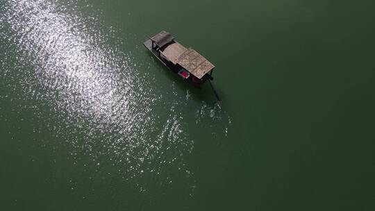 俯拍河中前行的乌篷船摇橹船手摇船波光粼粼视频素材模板下载