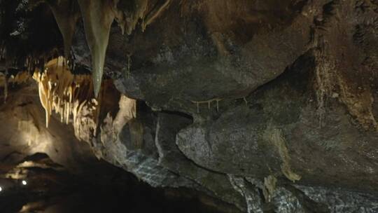 弗马纳郡科学家考察大理石洞穴溶洞岩石