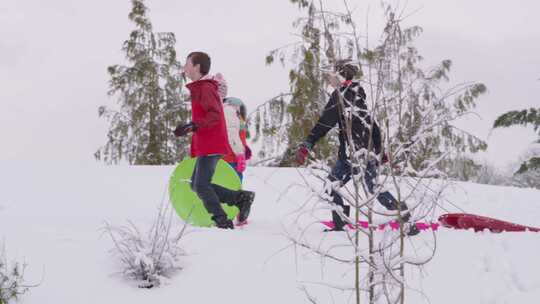 孩子们推着雪橇在雪地里行走