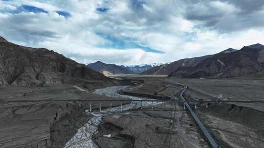 青海昆仑山脉下雅丹山谷中的青藏铁路和公路