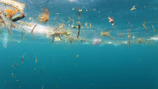 塑料污染问题。在海上倾倒的瓶子和袋子视频素材模板下载