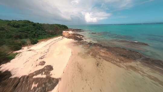 FPV无人机航拍沙滩海浪海岛森林蓝天白云