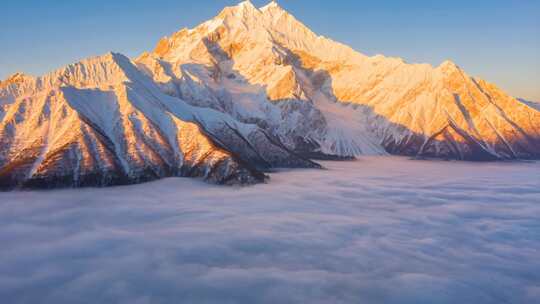 雪山云海壮丽全景