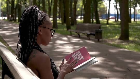 公园长椅上看书的女人