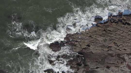 岩石海岸上海浪撞击的俯视图